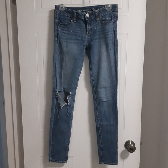 Low-waisted American Eagle Skinny Jeans